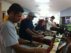 Feira de vinil atrai diversos colecionadores em Maringá